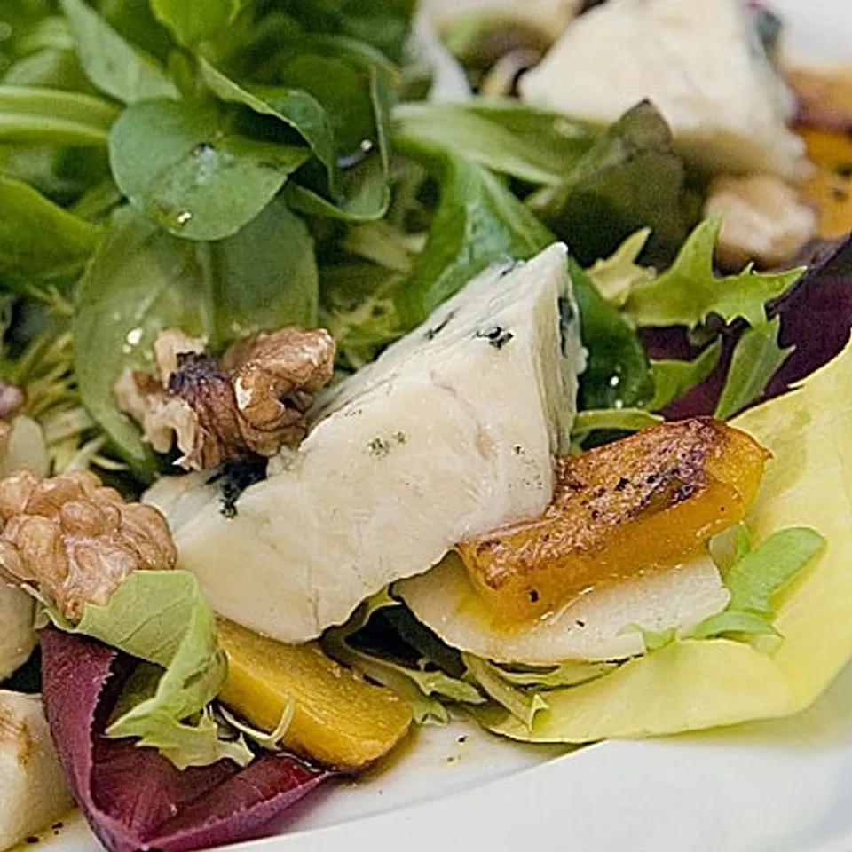 Herbstlicher Salat mit gebratenem Kürbis, karamellisierter Birne, Blauschimmelkäse und Walnüssen