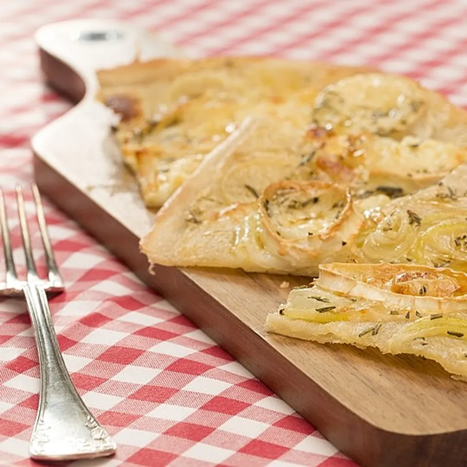 Flammkuchen mit Ziegenkäse, Rosmarin und Honig