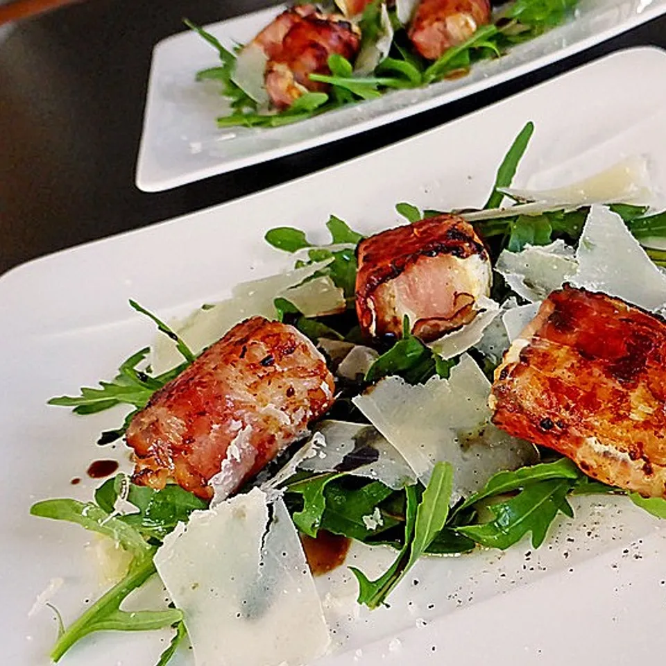 Gebratener Schafskäse im Speckmantel auf Rucola-Parmesan-Salat