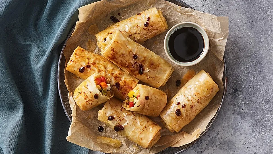 Filo-Teigröllchen mit Gemüse, Feta und Balsamico