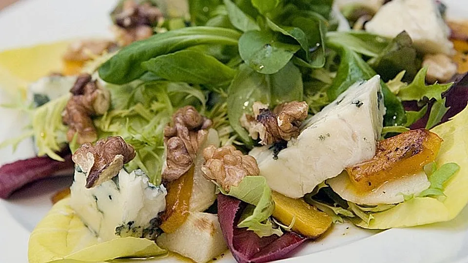Herbstlicher Salat mit gebratenem Kürbis, karamellisierter Birne, Blauschimmelkäse und Walnüssen