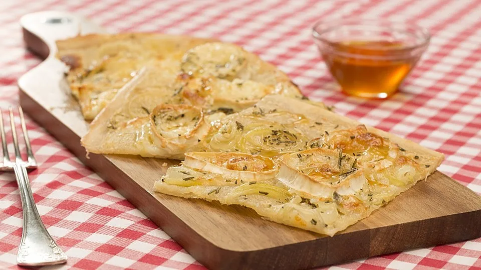 Flammkuchen mit Ziegenkäse, Rosmarin und Honig