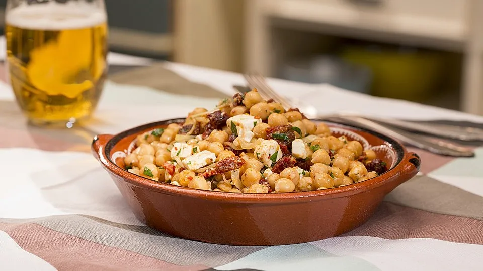Kichererbsensalat mit getrockneten Tomaten und Feta
