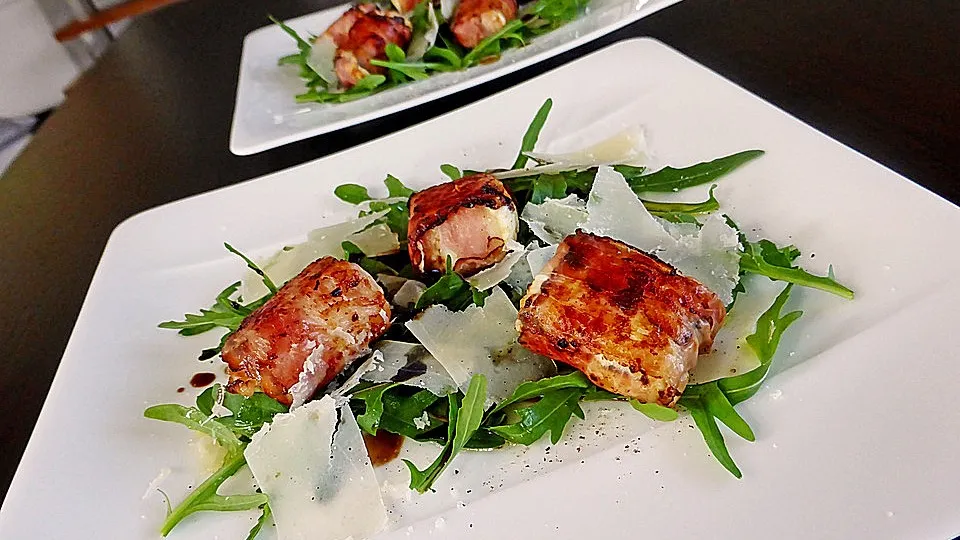 Gebratener Schafskäse im Speckmantel auf Rucola-Parmesan-Salat