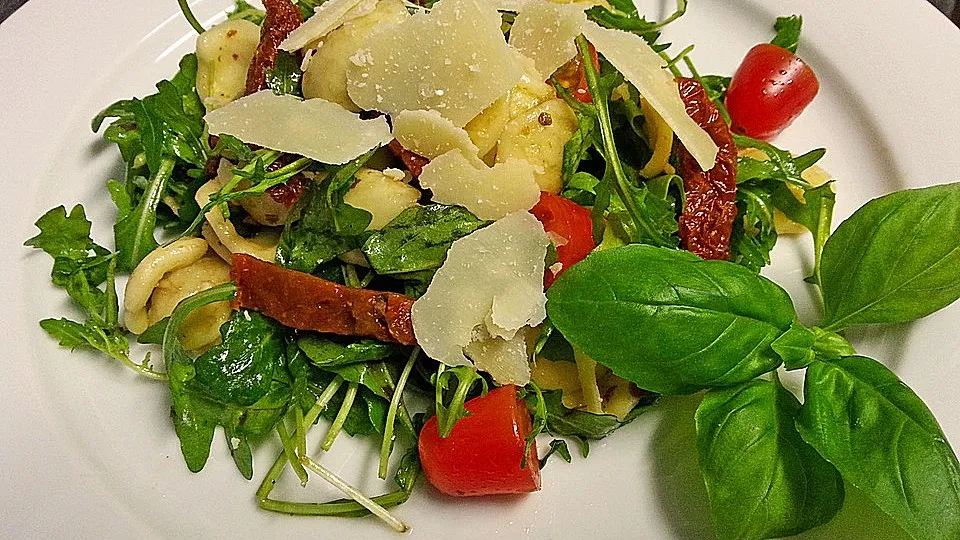 Italienischer Nudelsalat mit Rucola und getrockneten Tomaten
