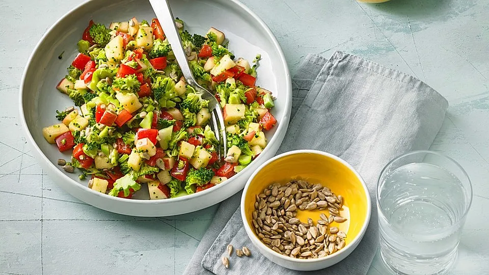 Brokkoli-Paprika-Apfel-Salat