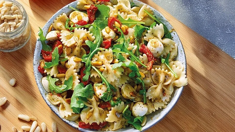 Bunter mediterraner Nudelsalat von Ostmann
