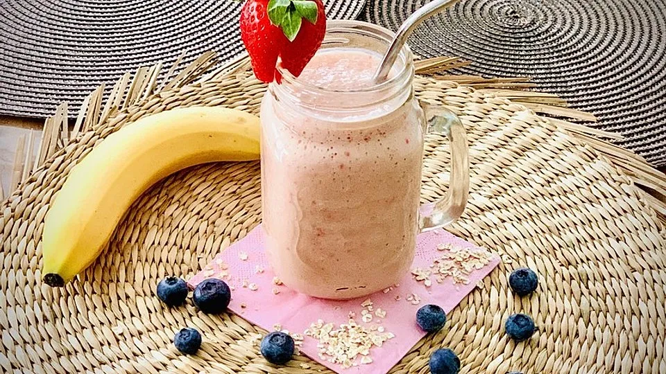 Erdbeer-Bananen-Smoothie mit Haferflocken und Joghurt